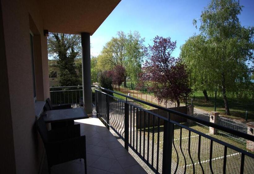 Superior room with lake view, La Riva