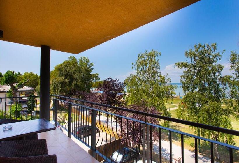 Superior room with lake view, La Riva