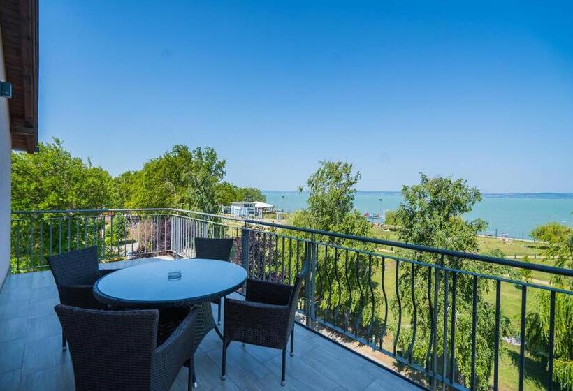 Suite with lake view, La Riva