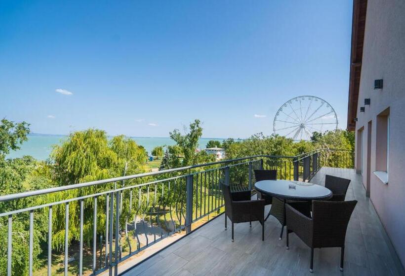 Suite with lake view, La Riva