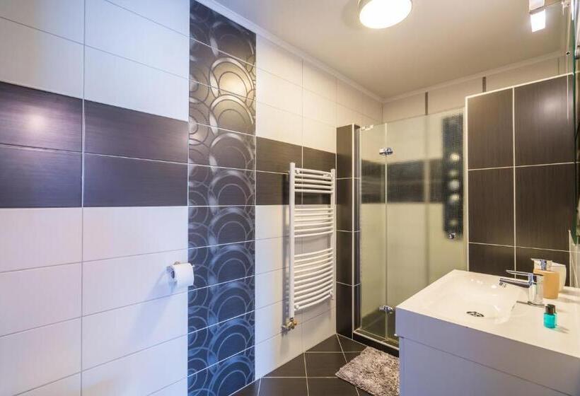 Suite with lake view, La Riva