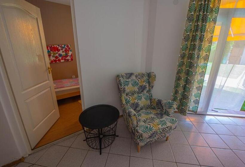 Семейный Номер, Hullam Rooms Siofok