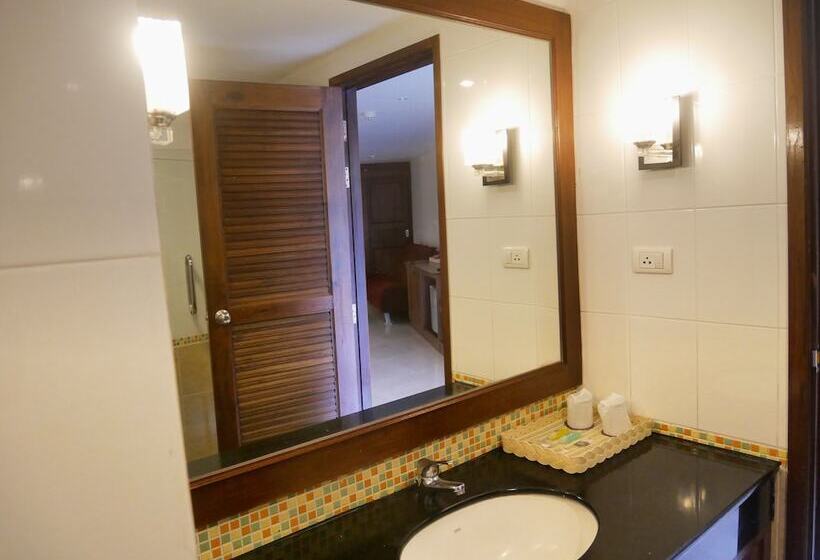 스탠다드 트리플 룸 풀장 전망, Baan Yuree Resort & Spa Sha Plus