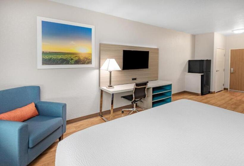 带大床的复式套间, Days Inn & Suites By Wyndham San Antonio Near Frost Bank Center