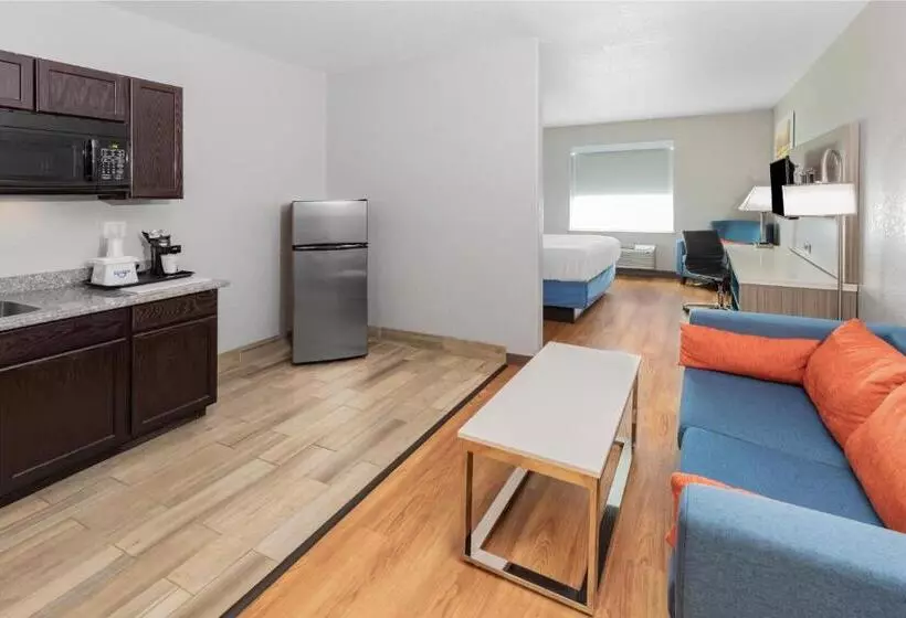 キングサイズベッドのデラックススイート, Days Inn & Suites By Wyndham San Antonio Near Frost Bank Center