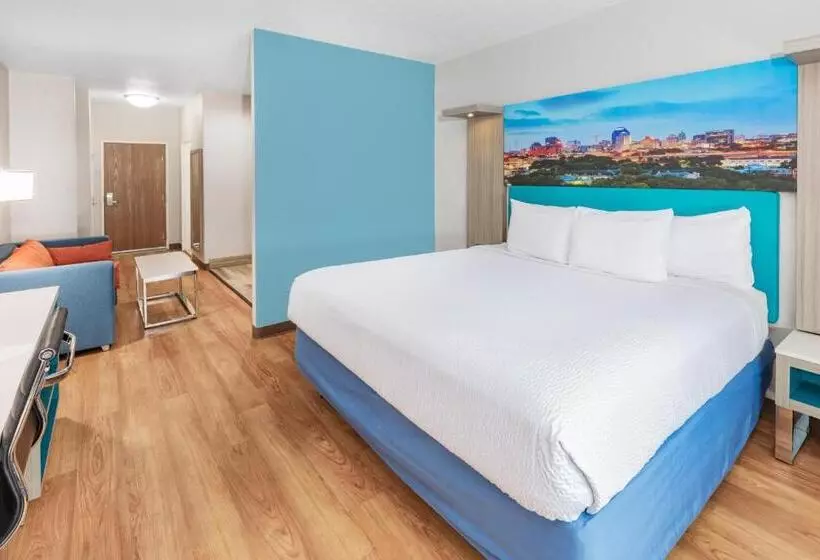 キングサイズベッドのデラックススイート, Days Inn & Suites By Wyndham San Antonio Near Frost Bank Center