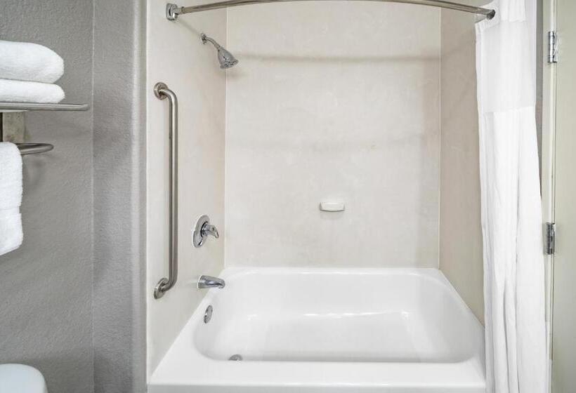 带大床的复式套间, Days Inn & Suites By Wyndham San Antonio Near Frost Bank Center