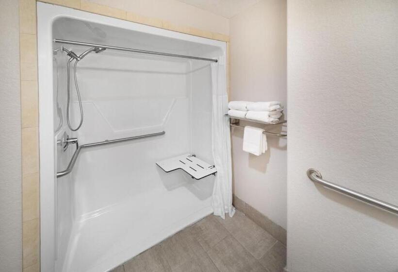 适合残疾人士使用的带超级大床的标准间, Days Inn & Suites By Wyndham San Antonio Near Frost Bank Center
