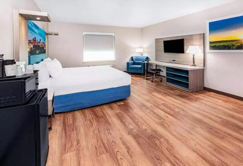 身障者適用キングサイズベッドルーム, Days Inn & Suites By Wyndham San Antonio Near Frost Bank Center