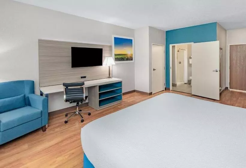 身障者適用キングサイズベッドルーム, Days Inn & Suites By Wyndham San Antonio Near Frost Bank Center
