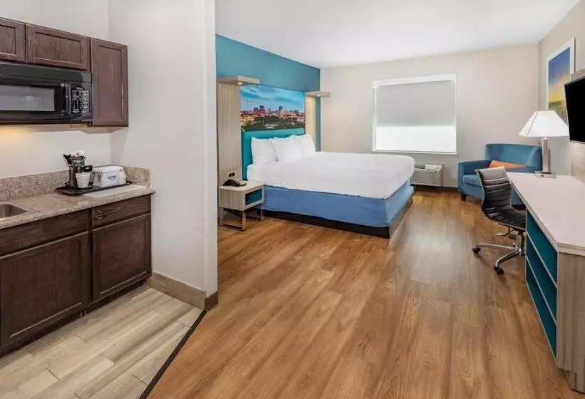 キングサイズベッドのスタンダードルーム, Days Inn & Suites By Wyndham San Antonio Near Frost Bank Center