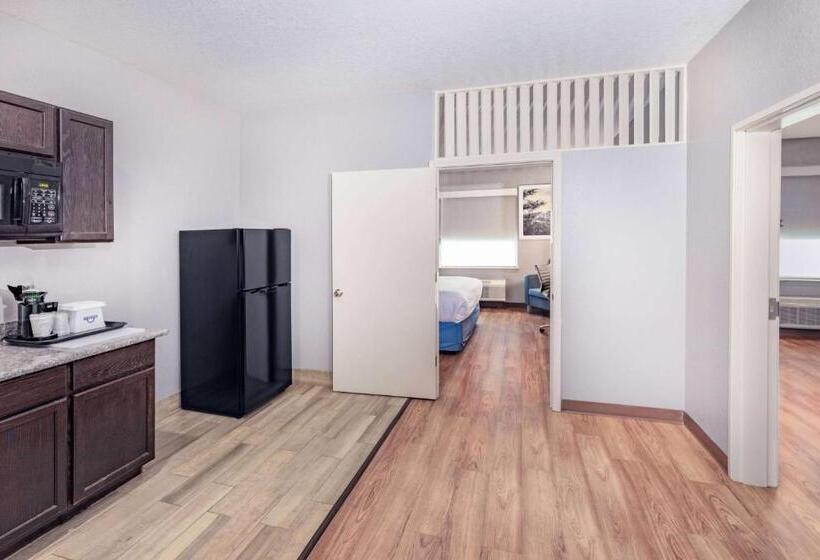 Люкс 2 Спальни, Days Inn & Suites By Wyndham San Antonio Near Frost Bank Center