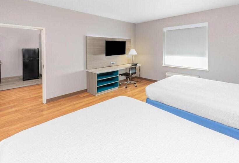 Люкс 2 Спальни, Days Inn & Suites By Wyndham San Antonio Near Frost Bank Center