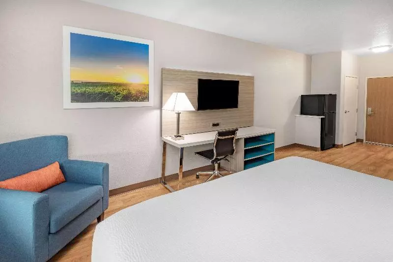 キングサイズベッドのスタンダードルーム, Days Inn & Suites By Wyndham San Antonio Near Frost Bank Center