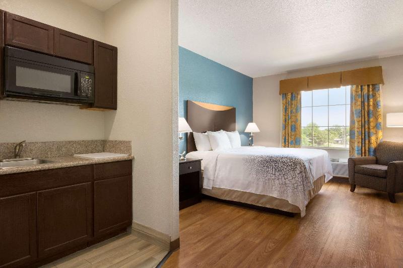 Стандартный Номер Кровать Кинг, Days Inn & Suites By Wyndham San Antonio Near Frost Bank Center