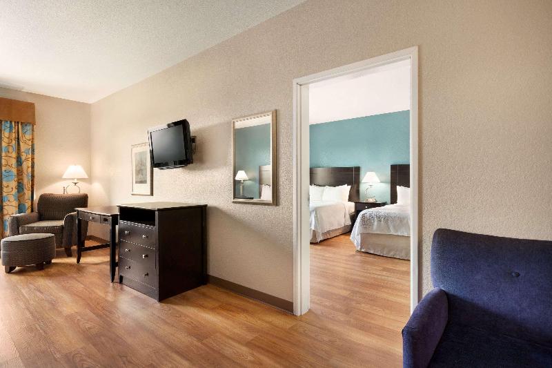 Люкс 2 Спальни, Days Inn & Suites By Wyndham San Antonio Near Frost Bank Center