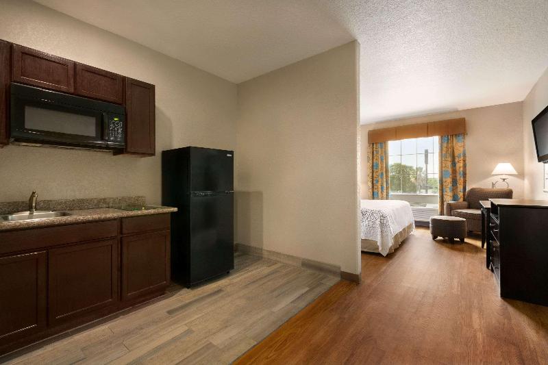 Люкс 2 Спальни, Days Inn & Suites By Wyndham San Antonio Near Frost Bank Center