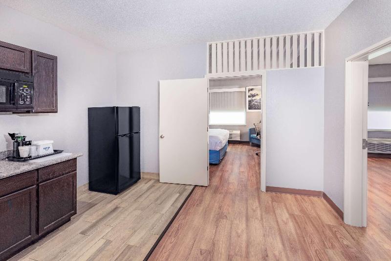 带2个卧室的套房, Days Inn & Suites By Wyndham San Antonio Near Frost Bank Center