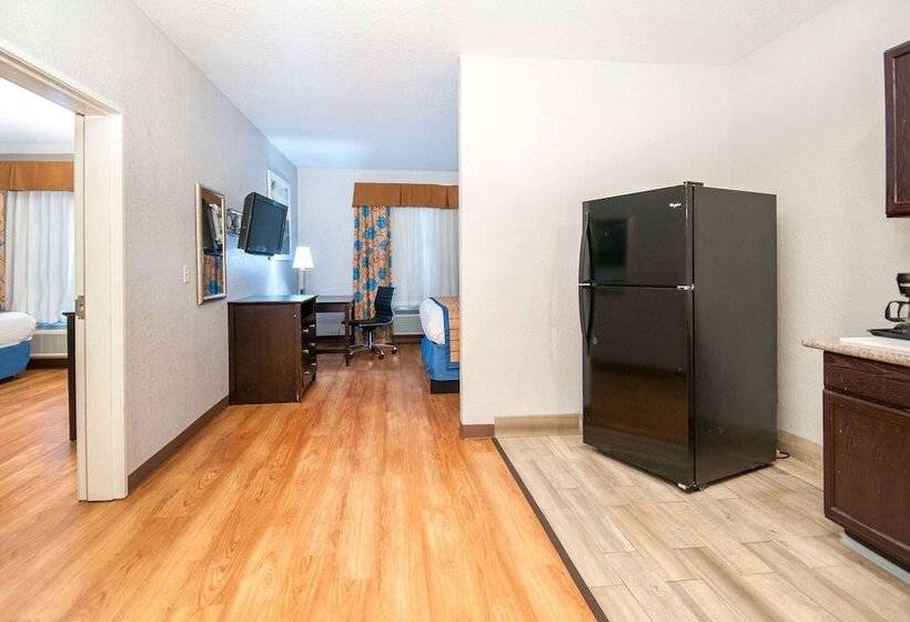 Люкс 2 Спальни, Days Inn & Suites By Wyndham San Antonio Near Frost Bank Center