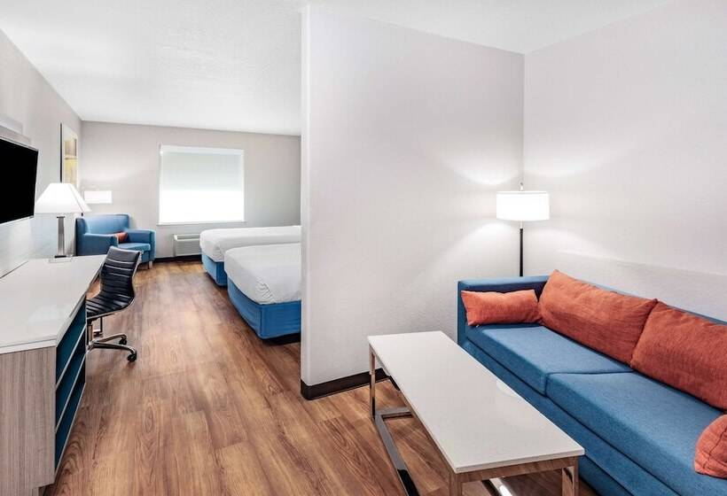 Люкс 2 Спальни, Days Inn & Suites By Wyndham San Antonio Near Frost Bank Center