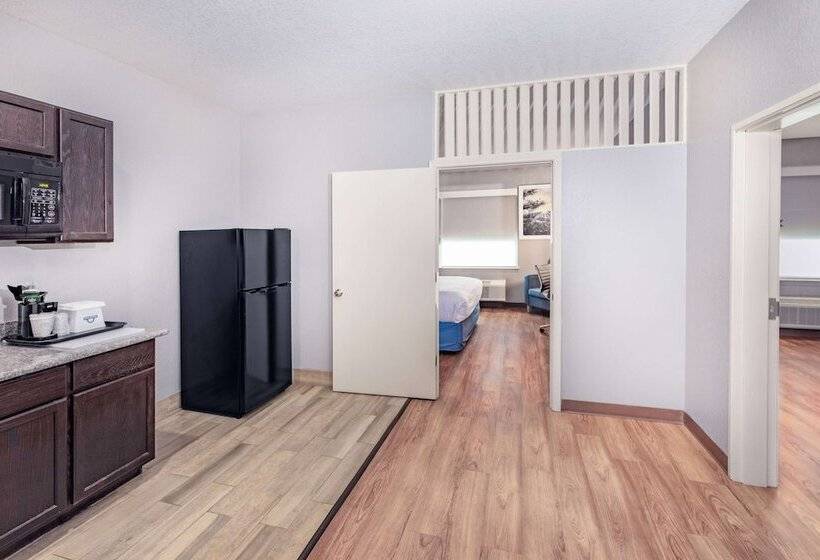 Люкс 2 Спальни, Days Inn & Suites By Wyndham San Antonio Near Frost Bank Center