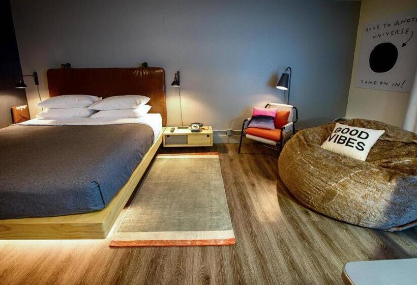 장애인을 위한 킹사이즈 침대 스탠다드 룸, Moxy Phoenix Tempe/asu Area