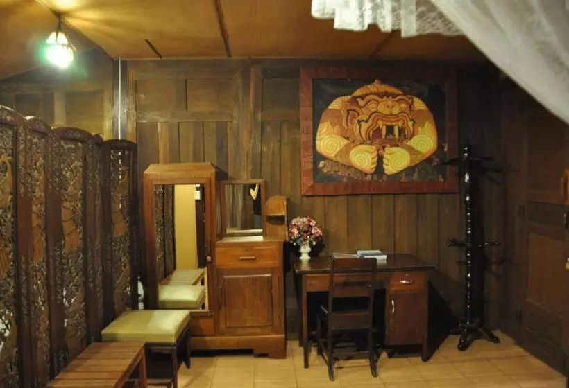Quarto Familiar, Ruean Thai
