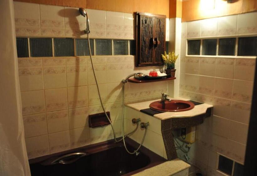 חדר משפחתי, Ruean Thai