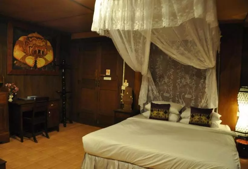 Quarto Familiar, Ruean Thai