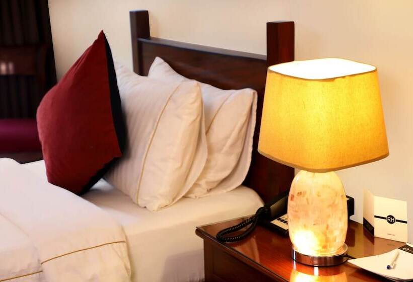 اتاق اکونومی, The Residency