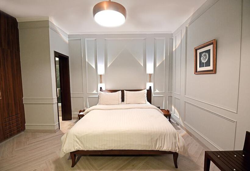 اتاق لوکس, The Residency