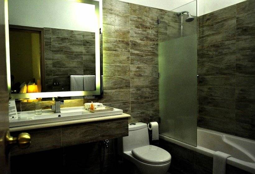 اتاق لوکس, The Residency