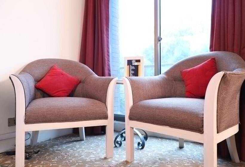 اتاق لوکس, The Residency