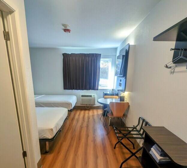 스탠다드 룸 더블 침대 2개, Econo Lodge