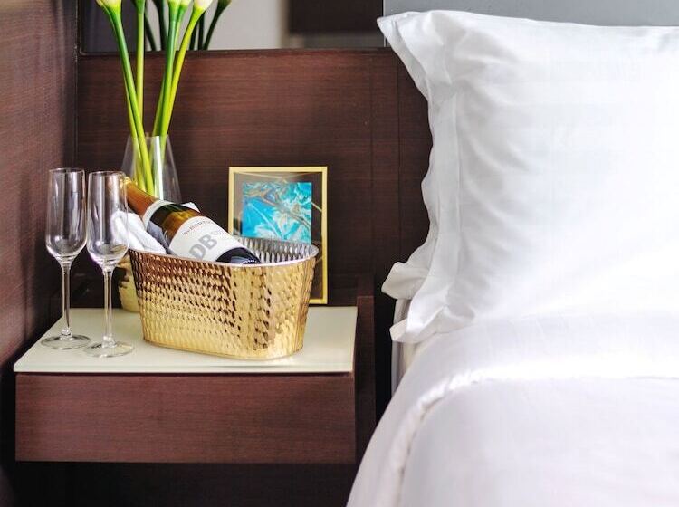 اتاق لوکس سه تخته, Harbour Plaza 8 Degrees