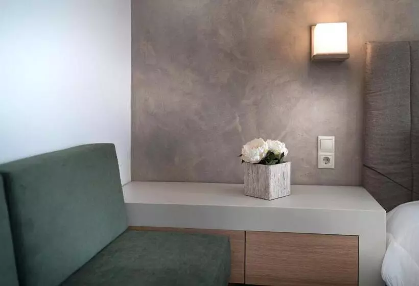 Chambre Familiale, Nefeli
