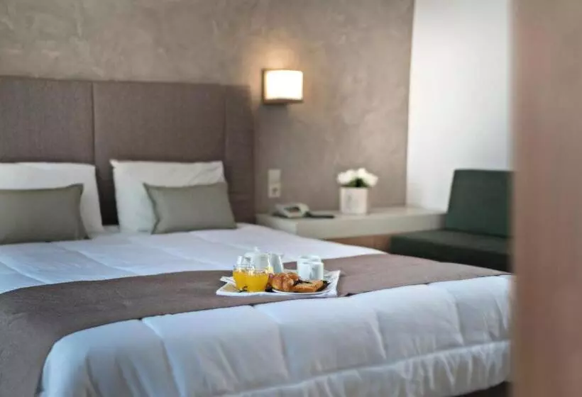 Chambre Familiale, Nefeli