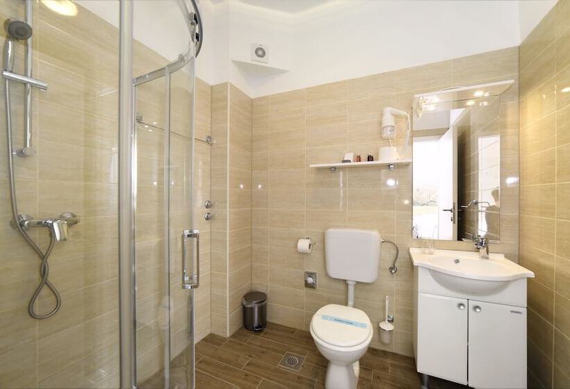 غرفة قياسية ثلاثية, Orient Zagreb