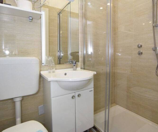 غرفة قياسية ثلاثية, Orient Zagreb