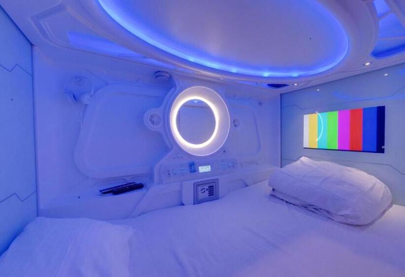 سرير فى غرفة مشتركه, Regal Enclave