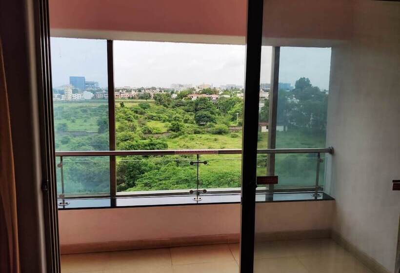 Люкс Повышенной Комфортности, Royal Orchid Golden Suites Pune