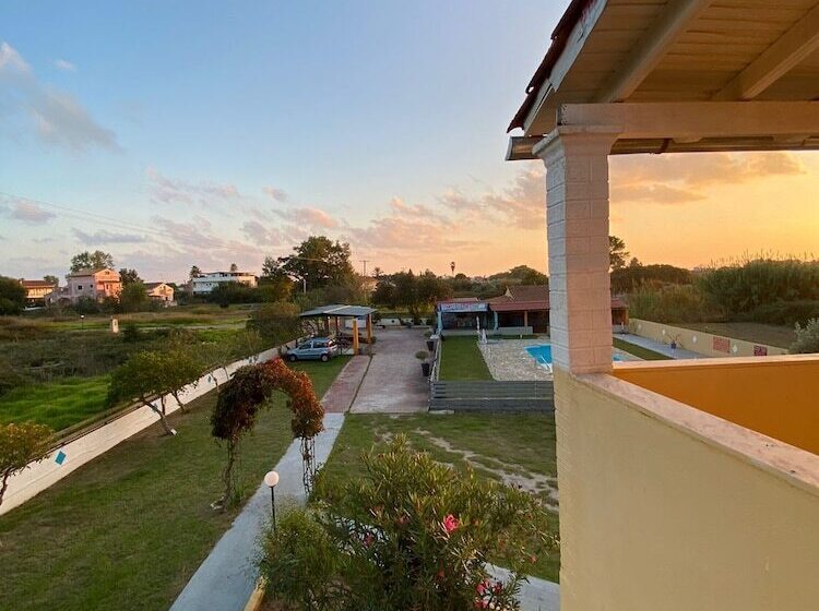 带泳池的标准三人间, Stars Hotel   Adults Only