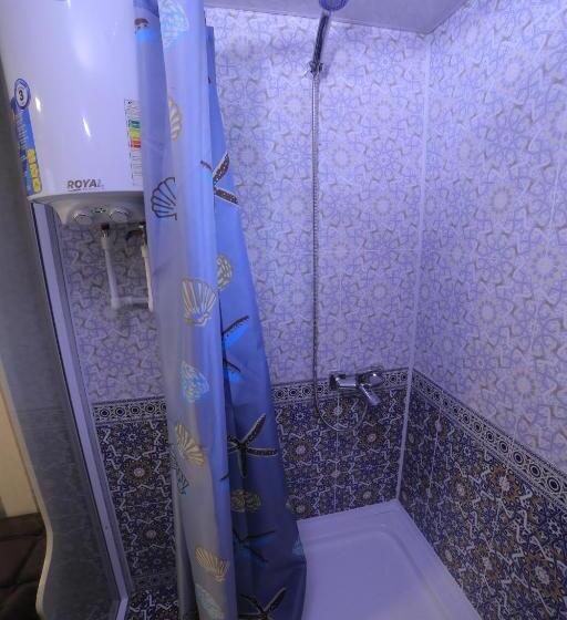 اتاق استاندارد یک نفره, Hanifa