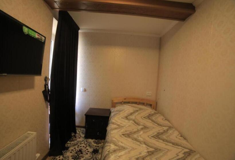 اتاق استاندارد یک نفره, Hanifa