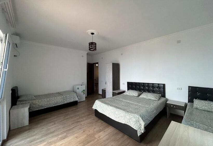 اتاق استاندارد چهار تخته با چشم‌انداز دریا, My House Kvariati