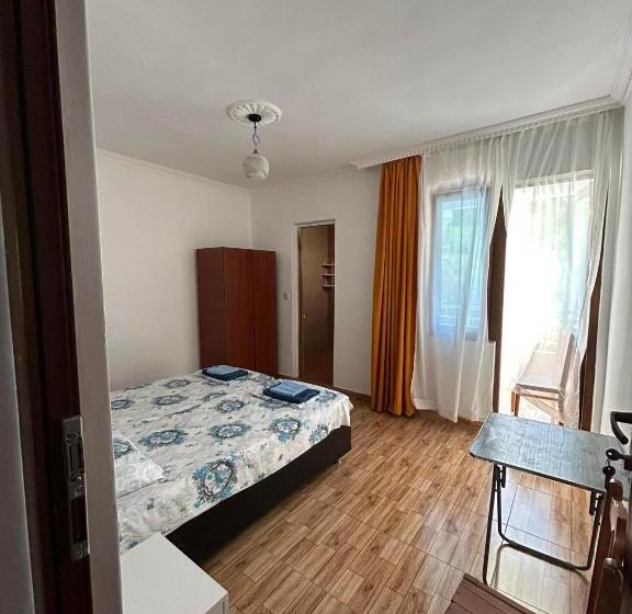 اتاق استاندارد با بالکن و چشم‌انداز دریا, My House Kvariati