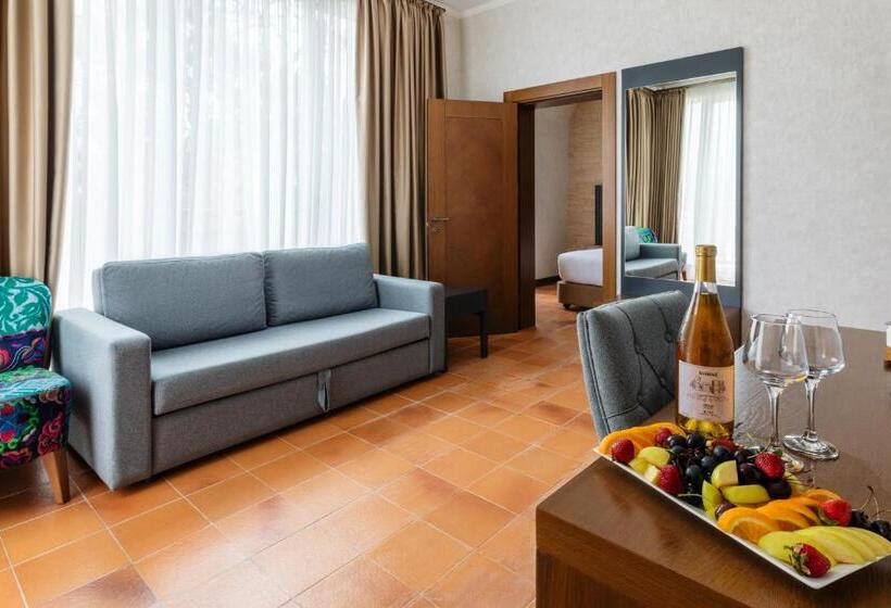 חדר משפחתי, Chateau Kvirike