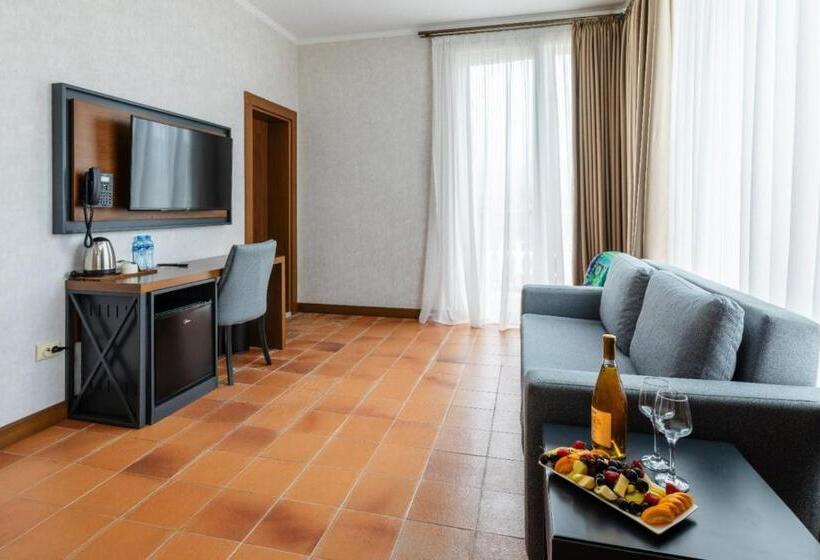 חדר משפחתי, Chateau Kvirike