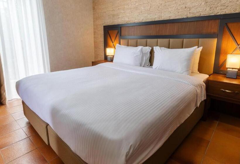 חדר משפחתי, Chateau Kvirike