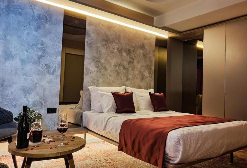 اتاق لوکس با تخت بزرگ, City Code